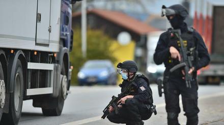 Nach der Attacke: Höchste Aufmerksamkeit auch an den Grenzen. Unterdessen reklamieret die IS-Terrormiliz den Anschlag für sich.d