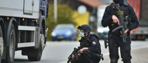Nach der Attacke: Höchste Aufmerksamkeit auch an den Grenzen. Unterdessen reklamieret die IS-Terrormiliz den Anschlag für sich.d