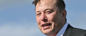 Tesla-Chef Elon Musk bei seinem Besuch der Baustelle in Grünheide Anfang September.