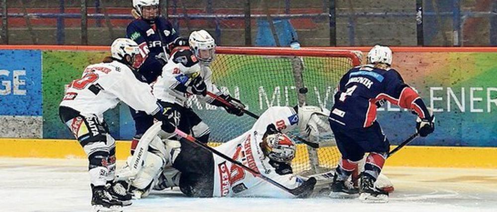 Am vergangenen Wochenende spielten die Frauen der Eisbären zwei Mal gegen den ECDC Memmingen, gewannen (2:1) und verloren je ein Spiel (1:5). 