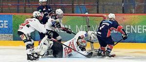 Am vergangenen Wochenende spielten die Frauen der Eisbären zwei Mal gegen den ECDC Memmingen, gewannen (2:1) und verloren je ein Spiel (1:5). 