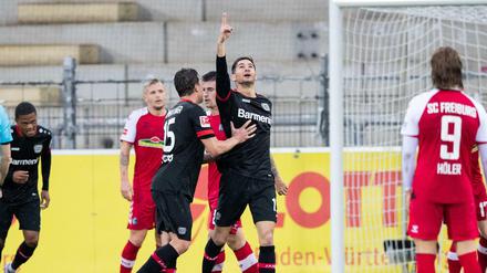 Dank nach oben. Bei Lucas Alario läuft es momentan ausgezeichnet.