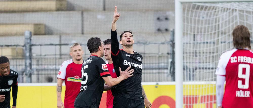 Dank nach oben. Bei Lucas Alario läuft es momentan ausgezeichnet.
