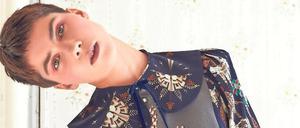 Fantasie auf Bluse. Klaus Haapaniemi entwirft Stoffmuster.