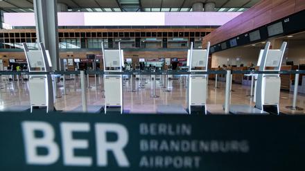 Leere Check-In-Schalter, geschlossene Läden, Mitarbeiter in Kurzarbeit: Corona ist eine (weitere) finanzielle Katastrophe für den BER.
