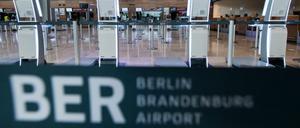 Leere Check-In-Schalter, geschlossene Läden, Mitarbeiter in Kurzarbeit: Corona ist eine (weitere) finanzielle Katastrophe für den BER.