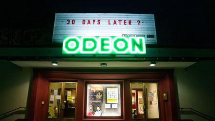 Zu Beginn des einmonatigen Teil-Lockdowns in ganz Deutschland ist am Odeon Kino der Hinweis «30 Days Later ?» zu lesen.