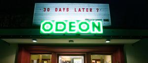 Zu Beginn des einmonatigen Teil-Lockdowns in ganz Deutschland ist am Odeon Kino der Hinweis «30 Days Later ?» zu lesen.