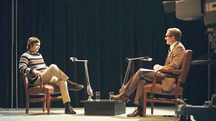 Wie war das, Herr Dutschke?  Dass Moderator Günter Gaus (Jörn Hentschel, re. mit Aaron Hilmer) nahezu verschwindet, weil das legendäre Interview von 1967 in einer Mischung aus Spiel und Originalausschnitten wiedergegeben wird, ist kaum entschuldbar. 