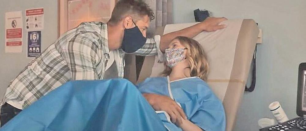 Warten in der Pandemie. Kevin (Justin Hartley) und Madison (Caitlin Thompson) freuen sich über Zwillinge. 