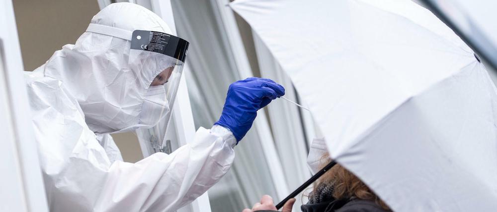 Der RKI-Vize-Chef Schaade mahnte die Deutschen zur Einhaltung der Hygienregeln an. Sonst steige die Zahl der Neuinfektionen weiter dramatisch an.