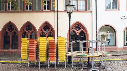Klarer Verlierer. Während der Onlinehandel vom Lockdown profitiert, leidet vor allem die Gastronomie, wie hier auf dem Münsterplatz in Freiburg.