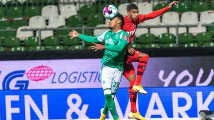 Harter Kampf. Der Bremer Theodor Gebre Selassie (links) im Kopfballduell mit Ismail Jakobs.