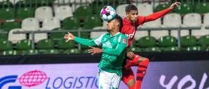 Harter Kampf. Der Bremer Theodor Gebre Selassie (links) im Kopfballduell mit Ismail Jakobs.