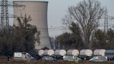 Der Spezialzug trifft im Zwischenlager am AKW Biblis ein.