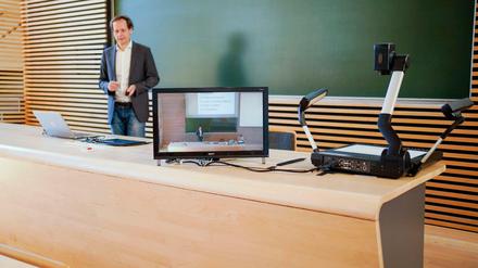 Ein Dozent an der Universität Mannheim, demonstriert in einem Hörsaal der Universität die Aufzeichnung einer digitalen Wirtschaftsvorlesung.