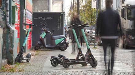 Tretroller versperren in Berlin häufig die Wege.