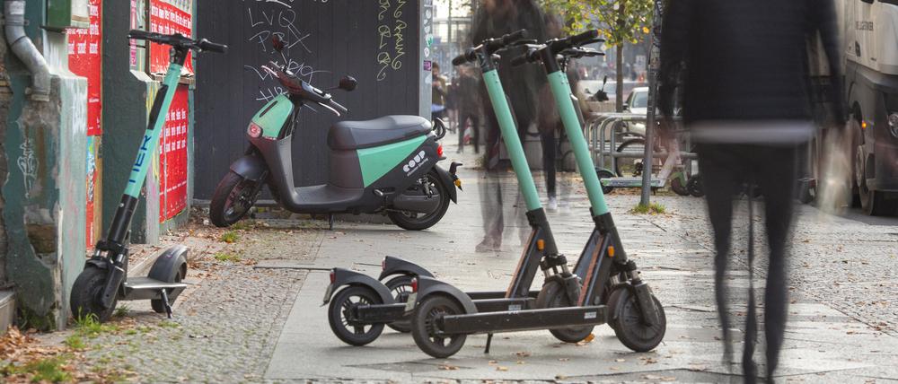 Tretroller versperren in Berlin häufig die Wege.