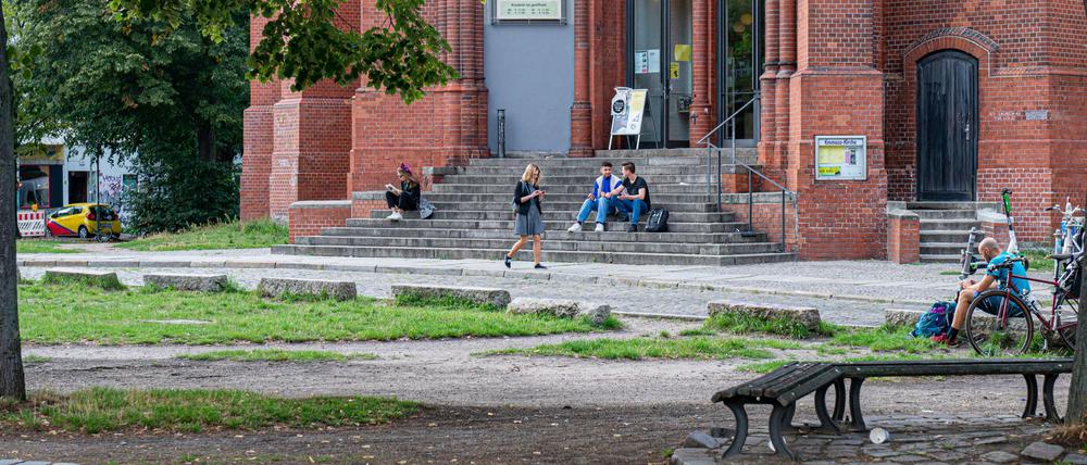 Der Lausitzer Platz mit der Emmauskirche von der Skalitzer Straße aus gesehen.