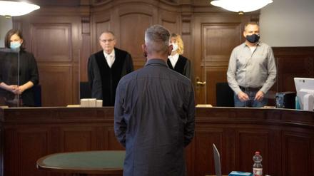 Die Anklage wirft dem 53-jährigen Beamten fahrlässige Tötung vor.