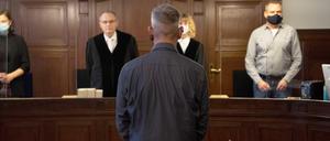 Die Anklage wirft dem 53-jährigen Beamten fahrlässige Tötung vor.