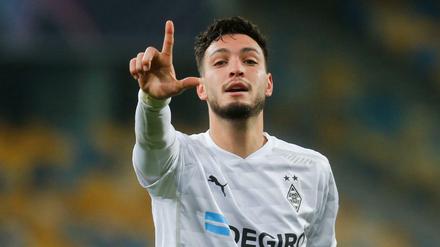 Fingerzeig. Ramy Bensebaini von Borussia Mönchengladbach jubelt nach seinem Tor zum 0:4.