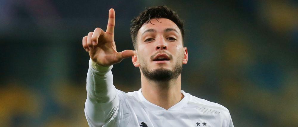 Fingerzeig. Ramy Bensebaini von Borussia Mönchengladbach jubelt nach seinem Tor zum 0:4.