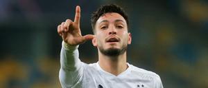 Fingerzeig. Ramy Bensebaini von Borussia Mönchengladbach jubelt nach seinem Tor zum 0:4.