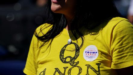 Eine Trump-Unterstützerin trägt ein QAnon-Hemd. 