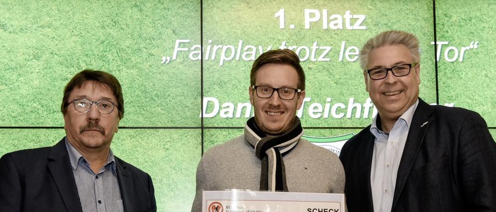  Danny Teichfischer (Mi., mit dem damaligen BFV-Vizepräsidenten Gerd Liesegang, li., und Grohe-Regionalleiter Andreas Vogel) wurde erst vom Berliner Verband und nun vom DFB ausgezeichnet. 