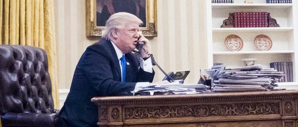 Donald Trump telefoniert im Jahr 2017 mit dem australischen Premier.