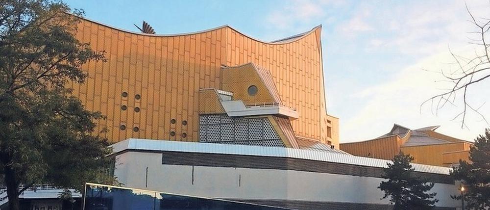 Optische Täuschung? Ein rundes Fenster ist das Auge des Vogelkopfs.