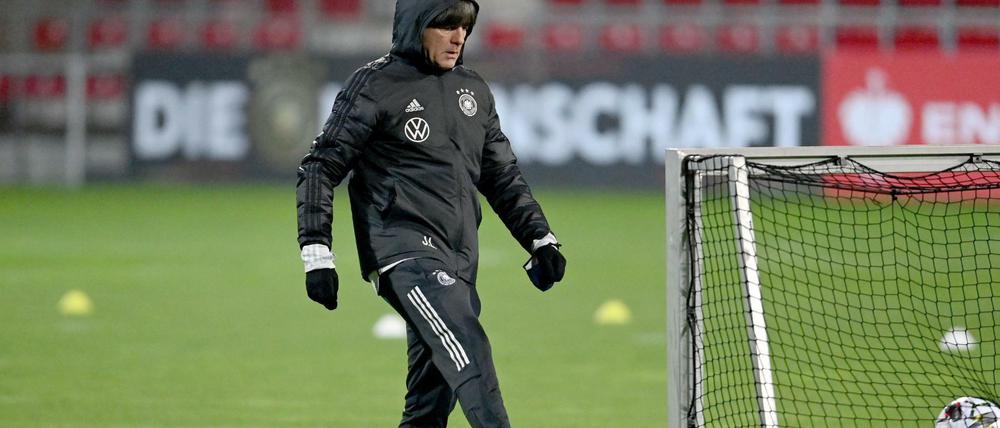 Ungemütliche Zeiten. Bundestrainer Löw muss mit den erschwerten Corona-Bedingungen zurechtkommen.