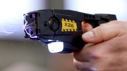 Sieht ähnlich aus wie eine Schusswaffe, funktioniert aber mit Elektroschocks: ein Taser.