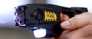 Sieht ähnlich aus wie eine Schusswaffe, funktioniert aber mit Elektroschocks: ein Taser.