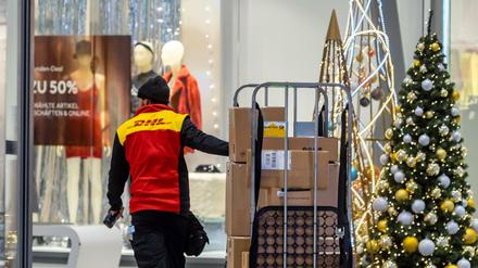 Online oder im geschmückten Geschäft? Der Weihnachtseinkauf wird sich in diesem Jahr verändern. 