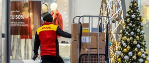 Online oder im geschmückten Geschäft? Der Weihnachtseinkauf wird sich in diesem Jahr verändern. 