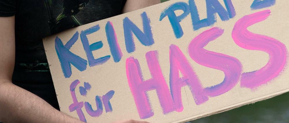 In Berlin wurden vier Wohnungen u.a. wegen des Verdachts auf Volksverhetzung durchsucht.