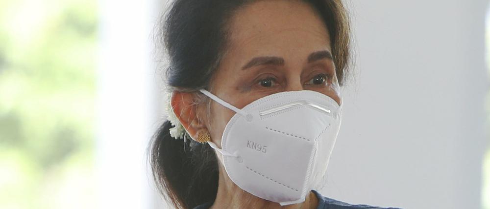 Aung San Suu Kyi auf dem Weg zur Stimmabgabe für die kommenden Parlamentswahlen.