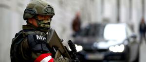 Ein bewaffneter Beamter der österreichischen Militärpolizei bewacht den Tatort nach dem Anschlag nahe der Synagoge im Wiener Stadtzentrum.