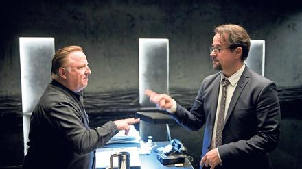 Leben Sie noch? Professor Boerne (Jan Josef Liefers, r.) spielt Schnick, Schnack, Schnuck mit dem Mann, der Kommissar Thiel (Axel Prahl, links) so ähnlich sieht. 