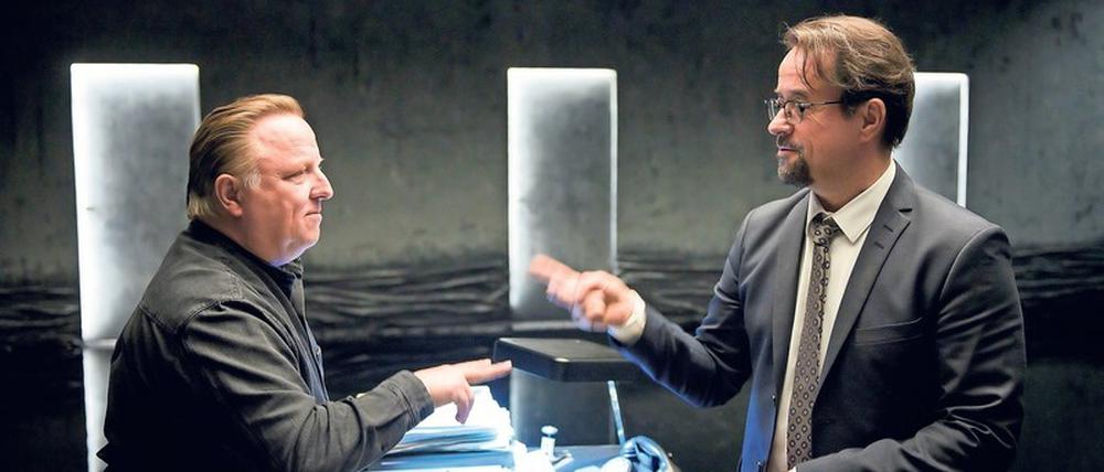 Leben Sie noch? Professor Boerne (Jan Josef Liefers, r.) spielt Schnick, Schnack, Schnuck mit dem Mann, der Kommissar Thiel (Axel Prahl, links) so ähnlich sieht.