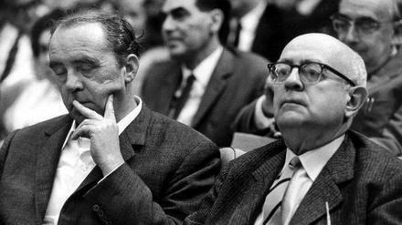 Im politischen Widerstand vereint. Der Schriftsteller Heinrich Böll (l) und der Philosoph Theodor Adorno hören am 28.5.1968 bei einer Veranstaltung gegen die Notstandsgesetzgebung im Großen Sendesaal des Hessischen Rundfunks in Frankfurt am Main.