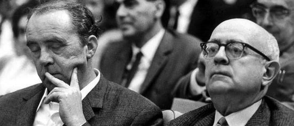 Im politischen Widerstand vereint. Der Schriftsteller Heinrich Böll (l) und der Philosoph Theodor Adorno hören am 28.5.1968 bei einer Veranstaltung gegen die Notstandsgesetzgebung im Großen Sendesaal des Hessischen Rundfunks in Frankfurt am Main.