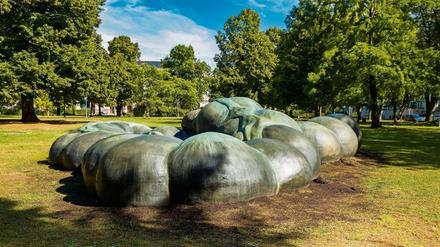 Hingucker. Die Skulptur „Der Darm“ aus der„Gegenwarten“-Ausstellung bezieht sich auf die berühmte Karl-Marx-Büste. 