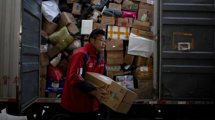 Etliche Pakete mit online gekauften Produkten werden ausgeliefert.