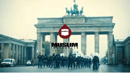 Direkt vor dem Pariser Platz hat sich die Gruppe "Muslim Interaktiv" aufgestellt. Sie demonstrieren gegen Präsidenten Emmanuel Macron.