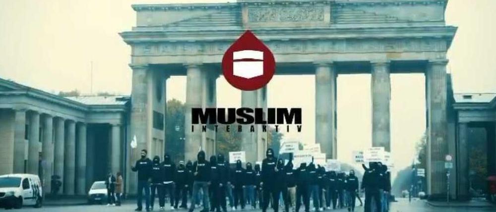 Direkt vor dem Pariser Platz hat sich die Gruppe "Muslim Interaktiv" aufgestellt. Sie demonstrieren gegen Präsidenten Emmanuel Macron.