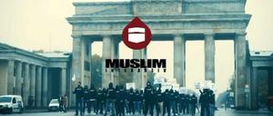 Direkt vor dem Pariser Platz hat sich die Gruppe "Muslim Interaktiv" aufgestellt. Sie demonstrieren gegen Präsidenten Emmanuel Macron.
