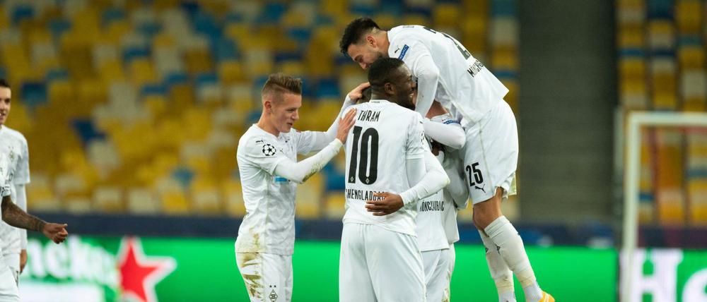 Obenauf. Nach vielen schmerzhaften Niederlagen im Europapokal hatten die Gladbacher gegen Donezk mal richtig was zu feiern.